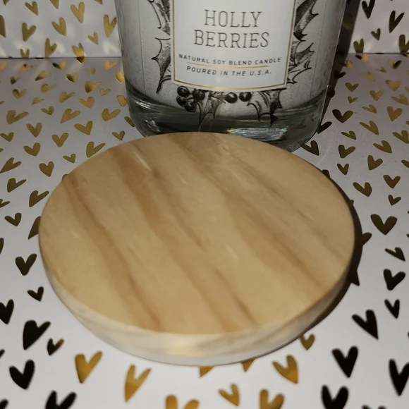 Brand New Scentsational Holly Berries Candle - Picture 5 of 6